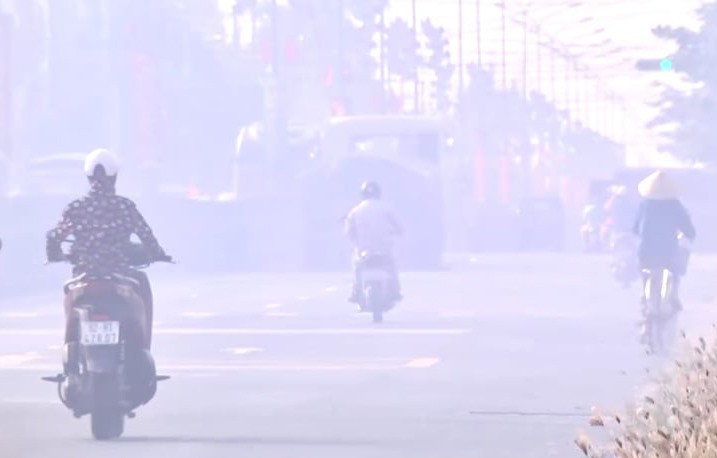 Người dân đốt rơm rạ gây khói phủ kín như sương khiến tầm nhìn bị hạn chế khi tham gia giao thông. Ảnh: Mây Hạ