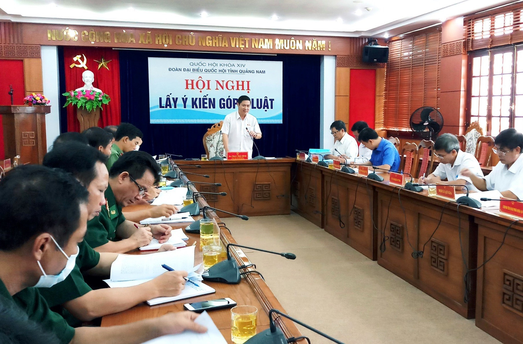 Phó trưởng Đoàn Đại biểu Quốc hội tỉnh Phan Thái Bình chủ trì buổi hội nghị lấy ý kiến. Ảnh: A.N