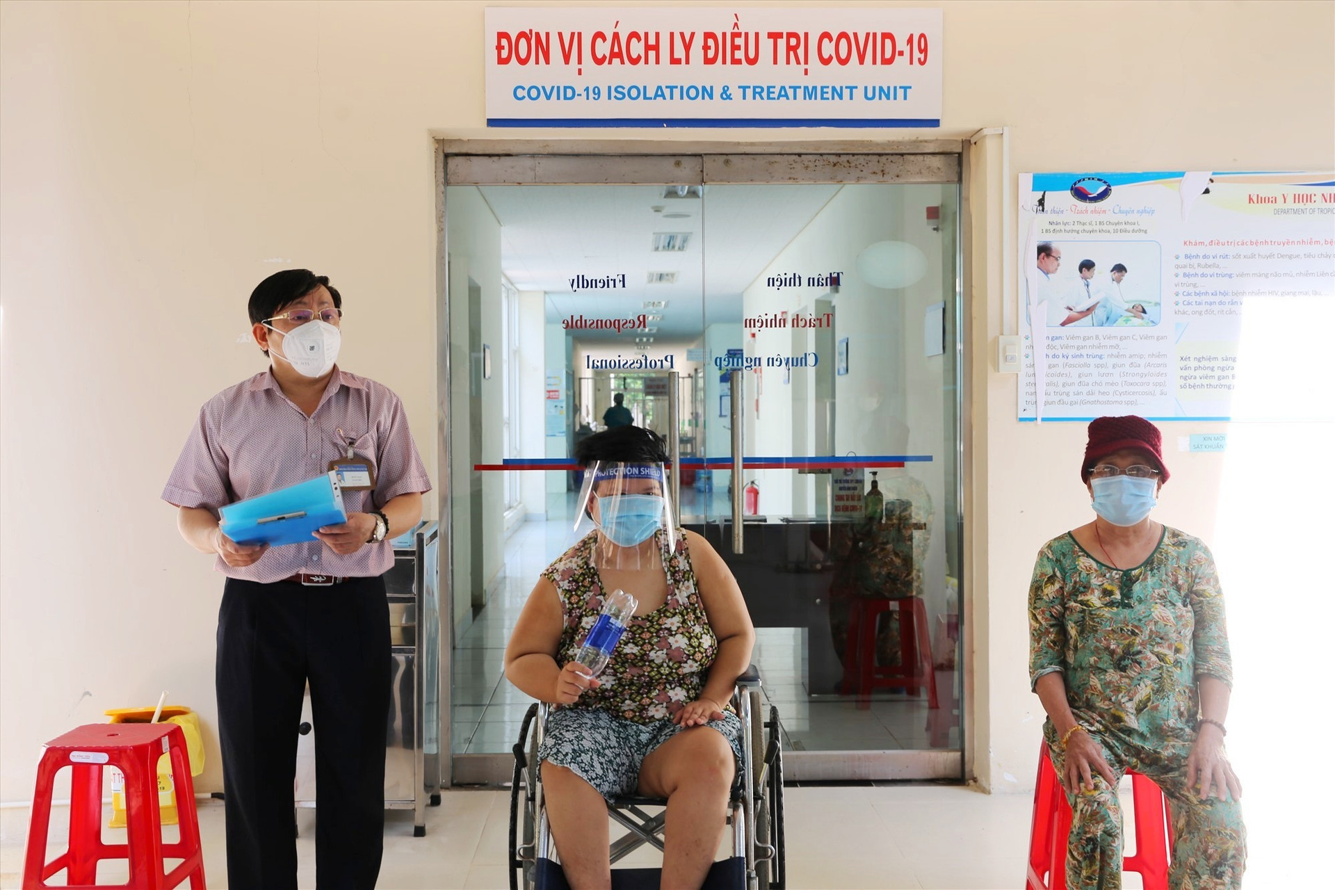 Giám đốc Bệnh viện Đa khoa Trung ương Quảng Nam Đinh Đạo trao giấy xuất viện cho các bệnh nhân. Ảnh: P. THẢO