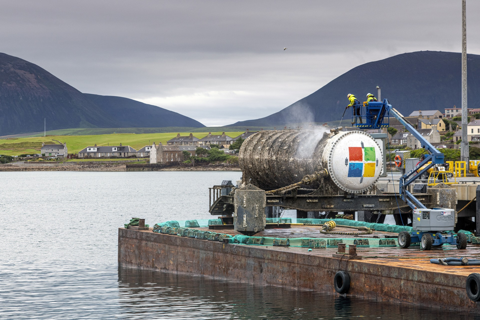 Trung tâm dữ liệu của Microsoft được vớt lên sau hai năm chìm sâu dưới đáy biển Scotland. Ảnh: Microsoft