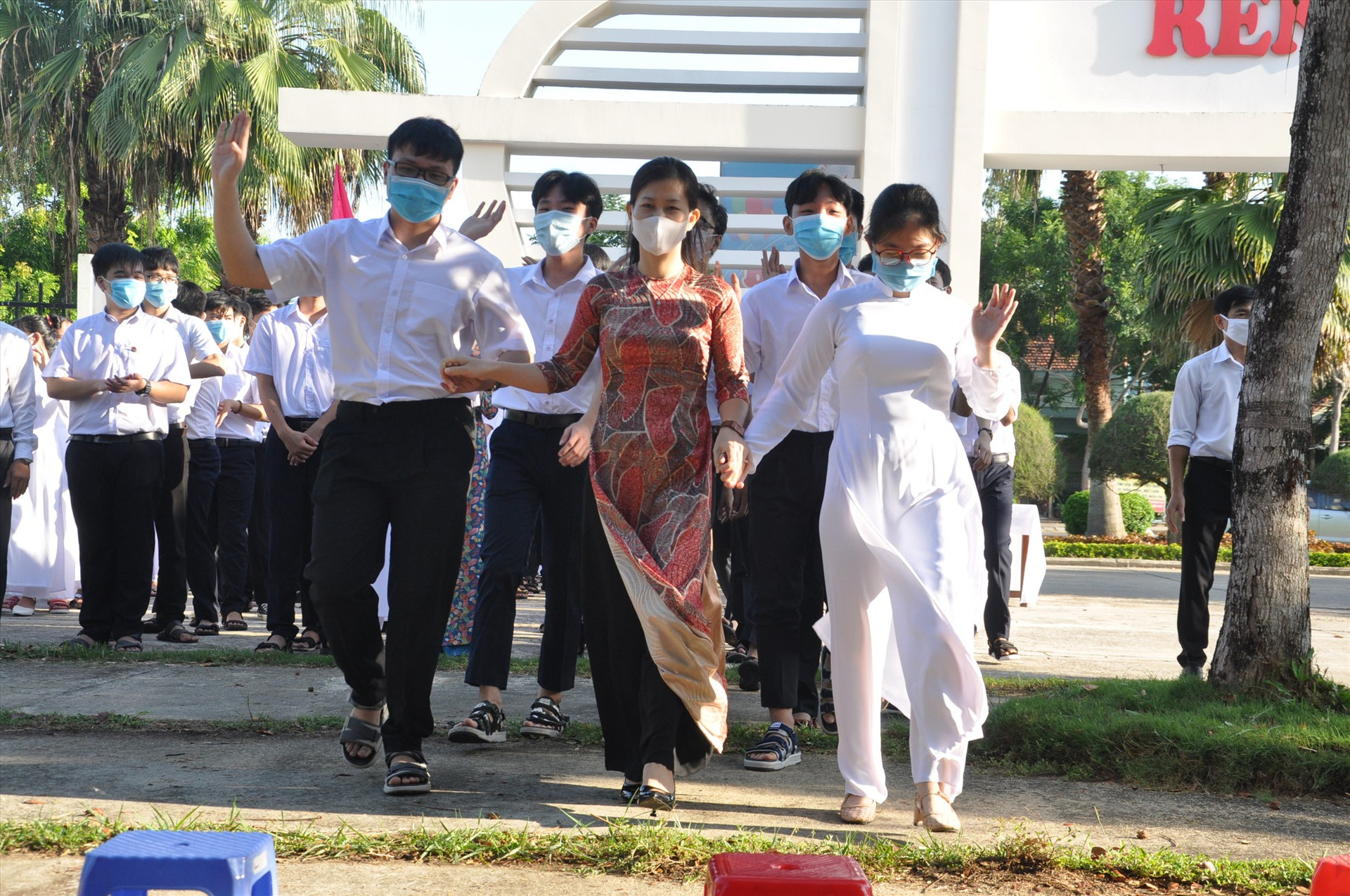 Học sinh Trường THPT chuyên Nguyễn Bỉnh Khiêm tại lễ khai giảng năm học 2020-2021. Ảnh: X.P