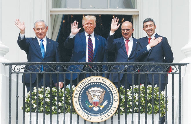 Từ trái sang: Thủ tướng Israel Benjamin Netanyahu, Tổng thống Mỹ Donald Trump, Ngoại trưởng Bahrain Abdullatif Al Zayani và Ngoại trưởng UAE Abdullah bin Zayed đứng trên ban công của Nhà Trắng vẫy chào mọi người ngày 15-9.Ảnh: Reuters