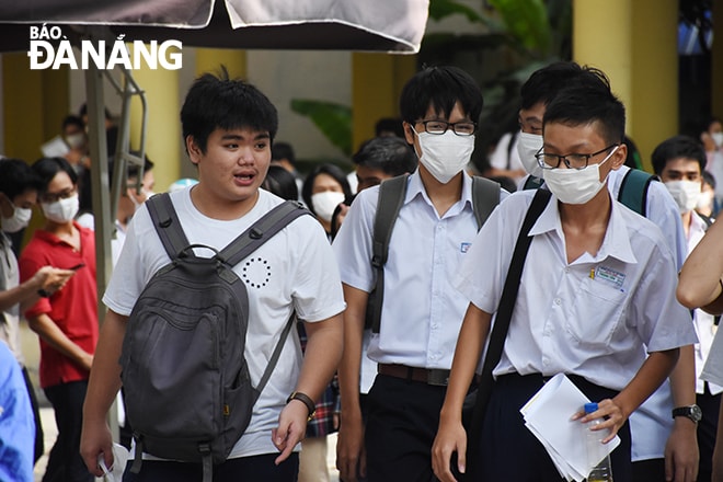 Điểm sàn xét tuyển vào các trường đại học thuộc Đại học Đà Nẵng đều tăng từ 1-3 điểm so với năm 2019. Trong ảnh: Thí sinh hội đồng thi Đà Nẵng vừa hoàn thành kỳ thi tốt nghiệp THPT năm 2020. Ảnh: NGỌC PHÚ