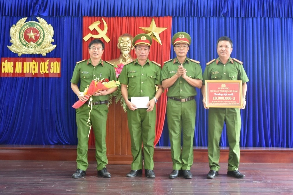 Đại tá Nguyễn Hà Lai khen thưởng Công an huyện Quế Sơn. Ảnh: Q.H