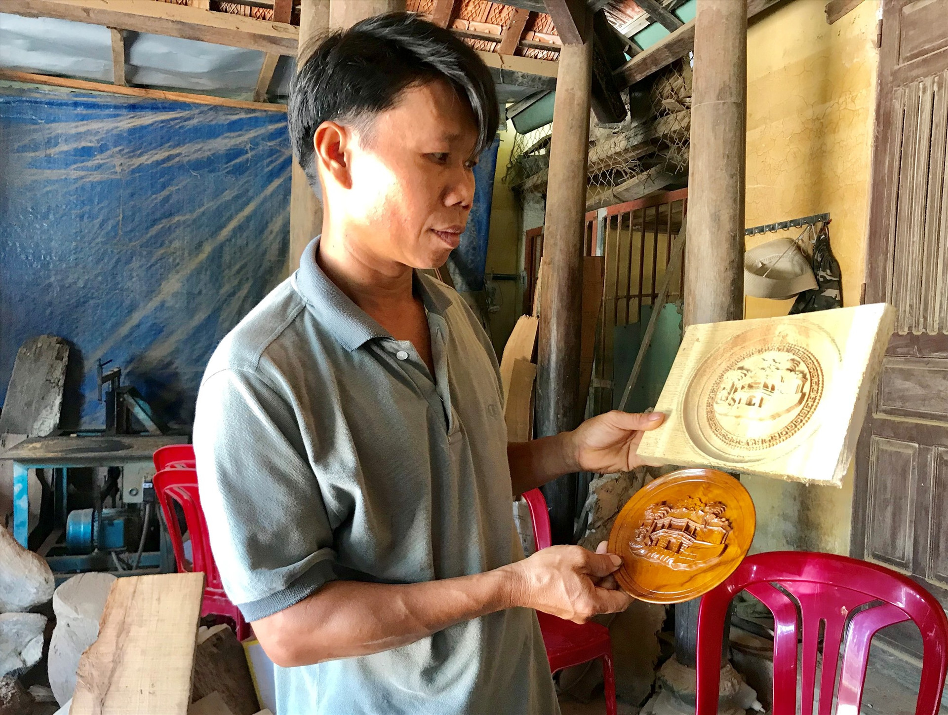 Ông Phan Xuân Nguyên với sản phẩm OCOP “đĩa Chùa Cầu”. Ảnh: Q.T