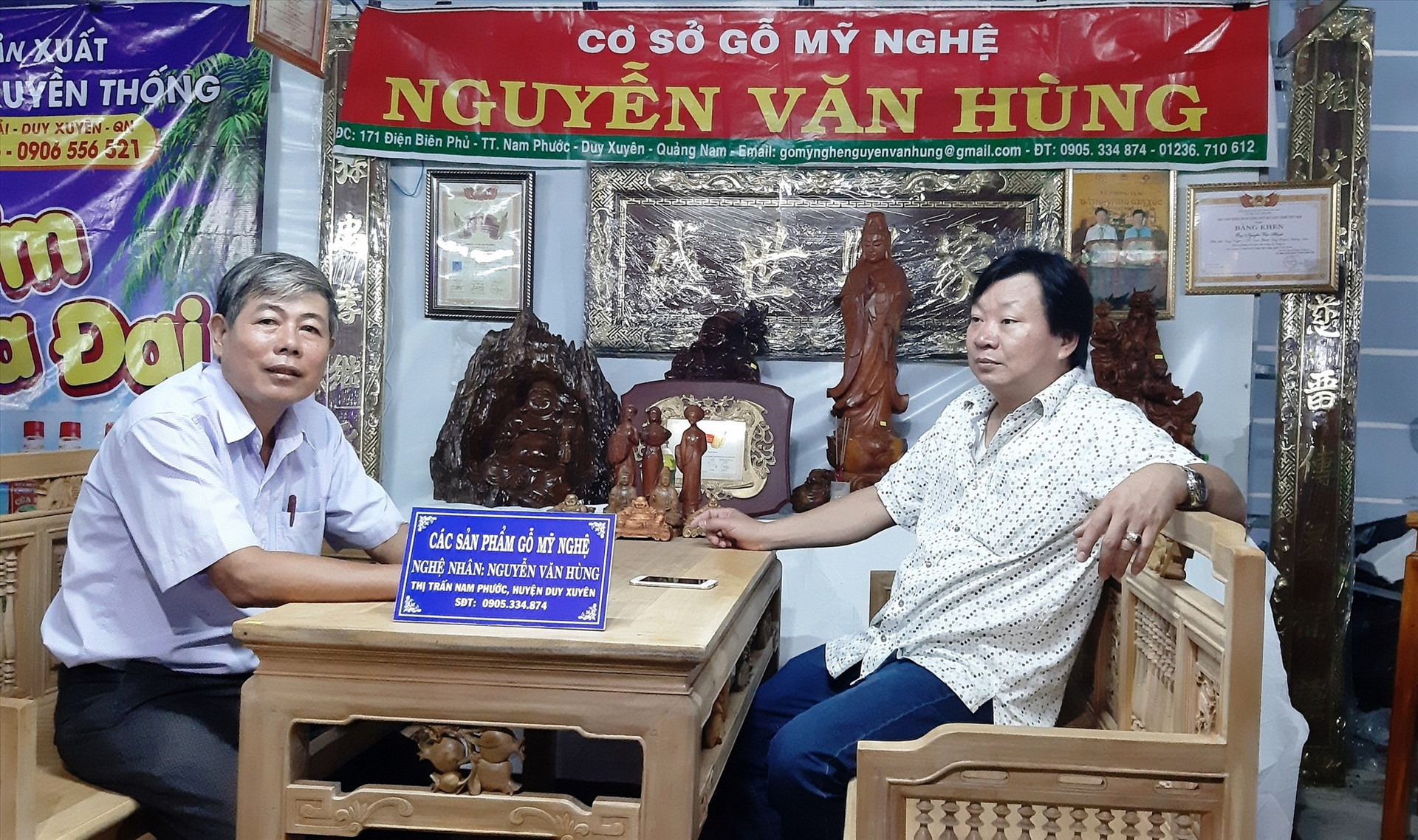 Sản phẩm của cơ sở gỗ mỹ nghệ Nguyễn Văn Hạnh tham gia hội chợ xúc tiến thương mại do tỉnh tổ chức. Ảnh: T.P