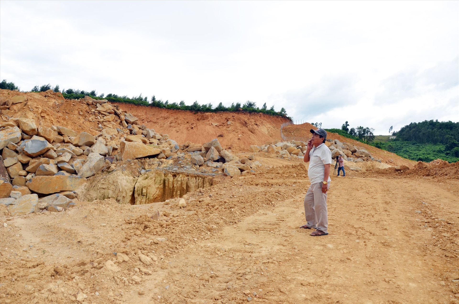 Việc bổ sung quy hoạch khoáng sản làm vật liệu xây dựng thông thường là cần thiết. TRONG ẢNH: Một mỏ đất tại xã Đại Hiệp, huyện Đại Lộc. Ảnh: H.P