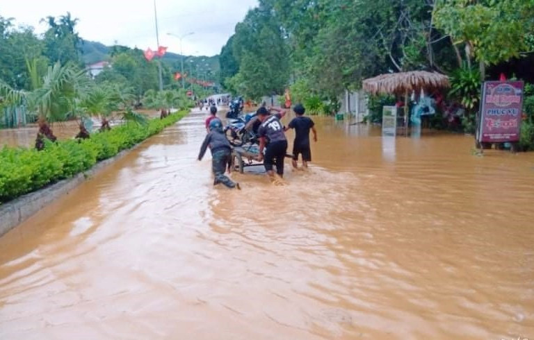 Nhiều tuyến đường ở nội thị Prao cũng bị ngập úng cục bộ do mưa lũ. Ảnh: K.N