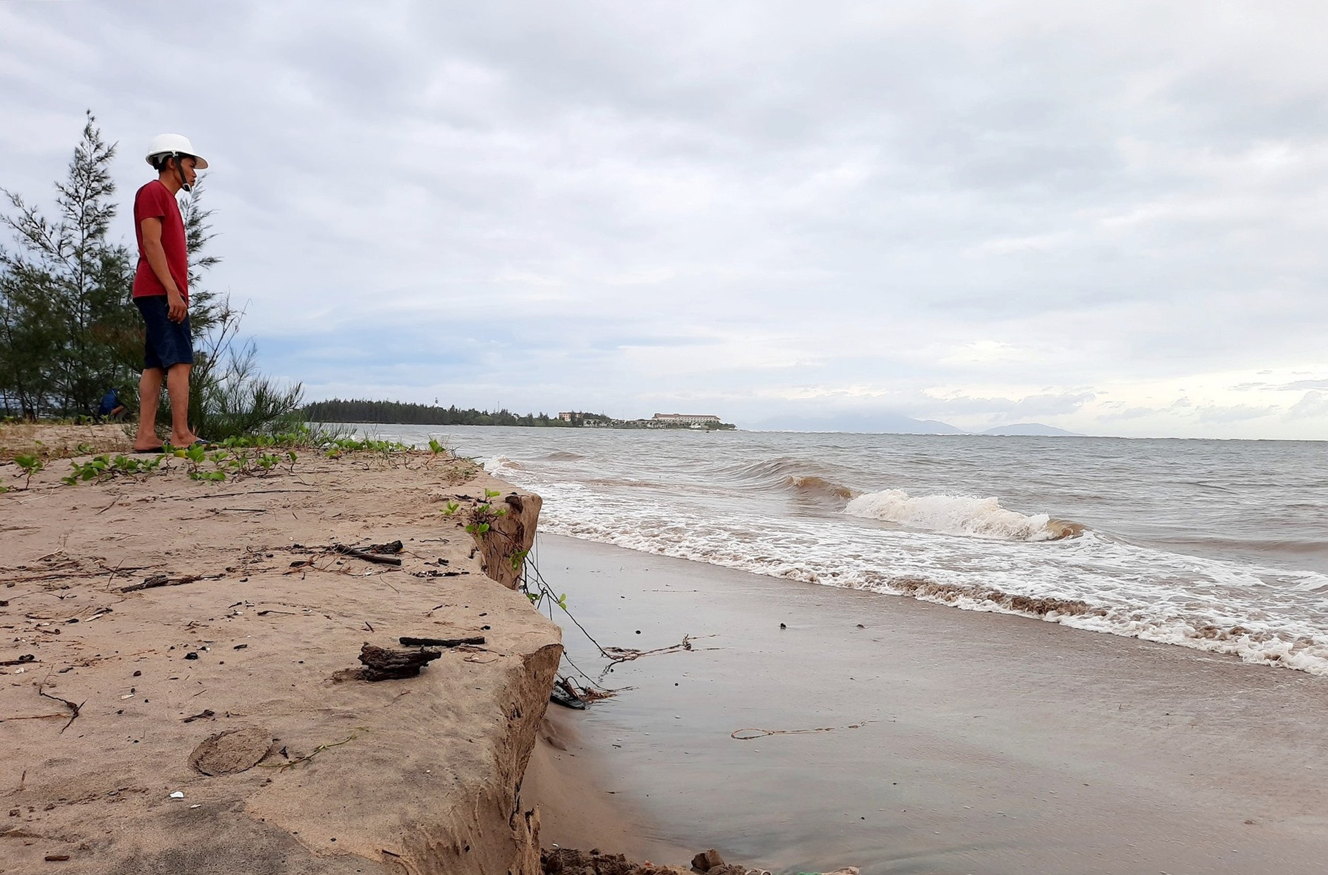 2km bờ biển thuộc xã Duy Hải bị sạt lở mạnh do ảnh hưởng của cơn bão số 5. Ảnh: HỒ QUÂN
