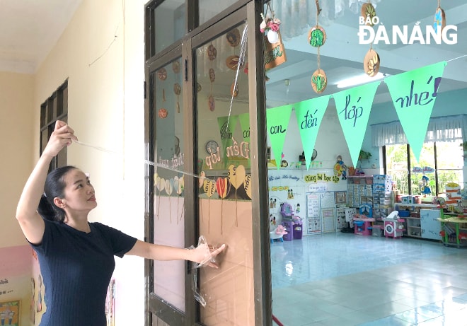 Giáo viên Trường mầm non 19-5 dọn dẹp vệ sinh, trang trí lớp học để chuẩn bị đón học sinh đến trường. Ảnh: NGỌC PHÚ