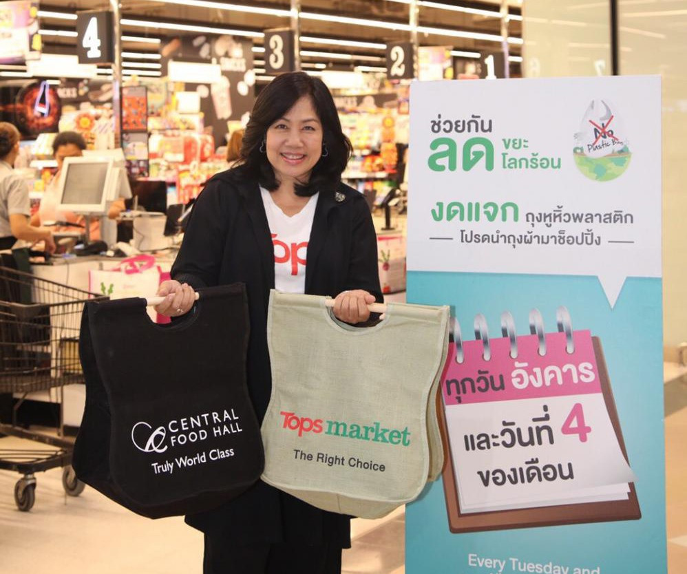 Nhiều người tiêu dùng tại Đông Nam Á thay đổi thói quen sử dụng túi thân thiện với môi trường thay vì túi ni lông. Ảnh: Bangkokpost
