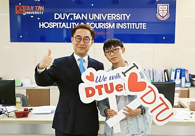 Thí sinh cao điểm nhất của DTU năm nay - Nguyễn Văn Tuấn (27,25 điểm) cùng GS-TS.