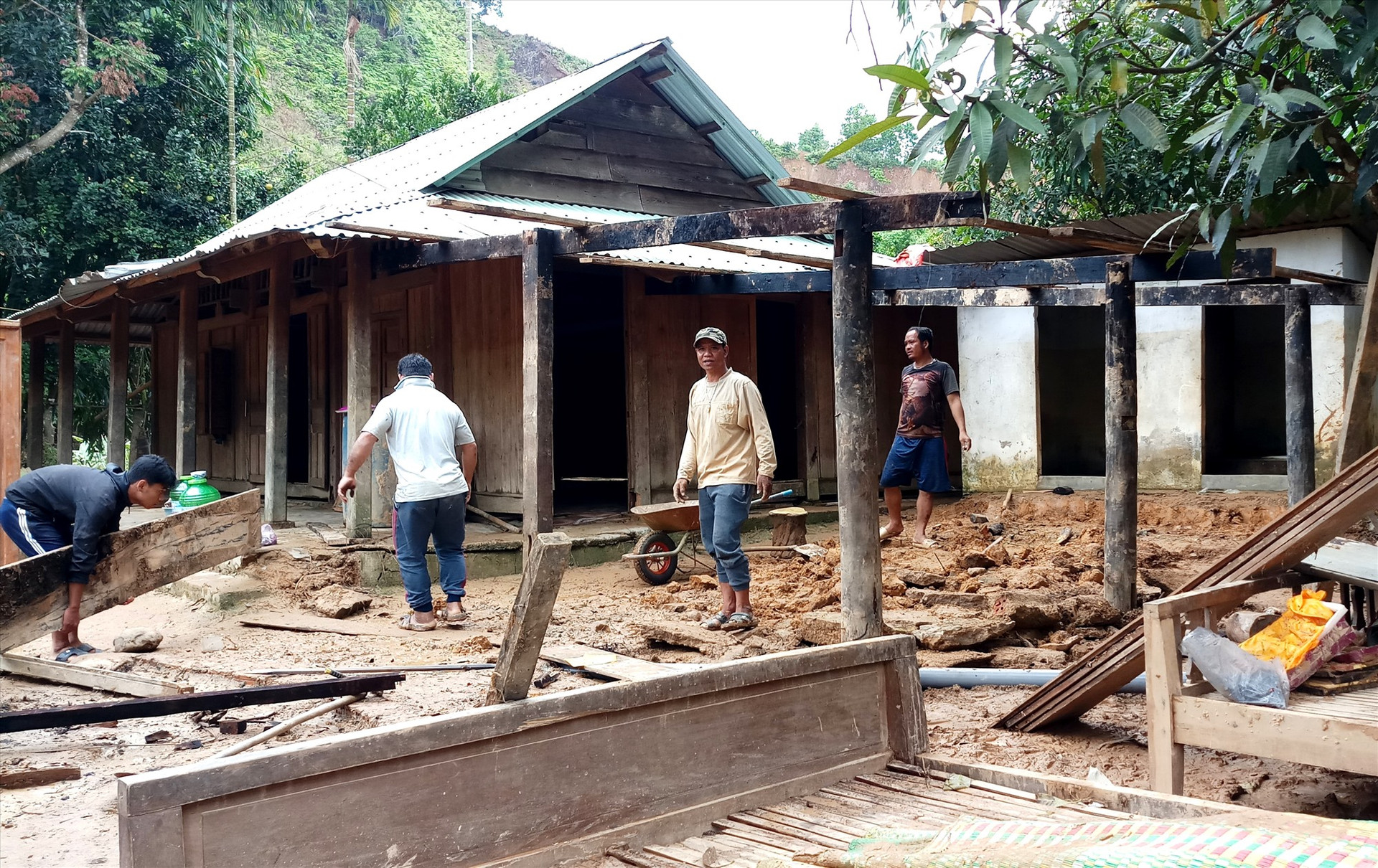 Người dân ở thôn Ahu (xã A Tiêng, Tây Giang) dựng lại căn nhà bếp đã bị lũ cuốn trôi trước đó. Ảnh: A.N
