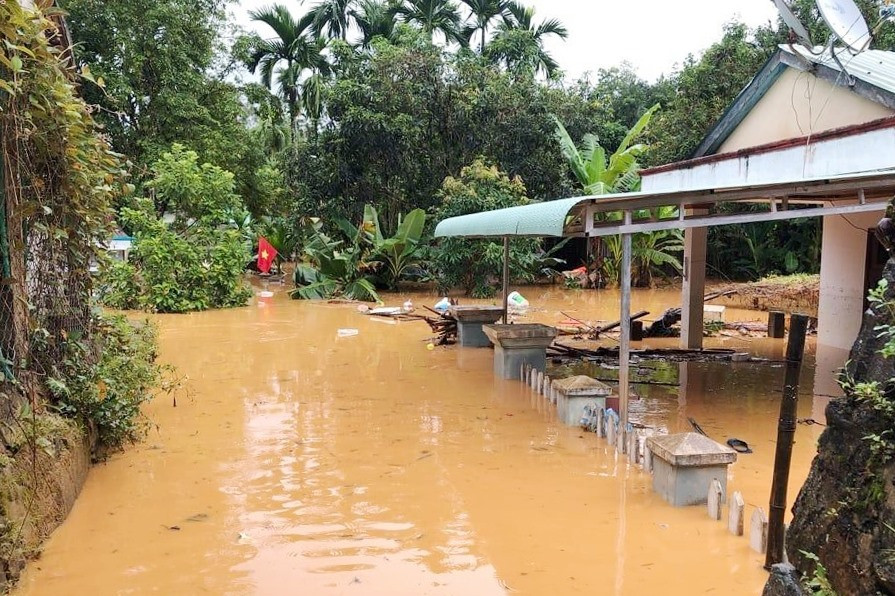 Mưa lớn do ảnh hưởng bão số 5 đã gây thiệt hại nặng nề tại các huyện Tây Giang, Đông Giang. Ảnh: T.T