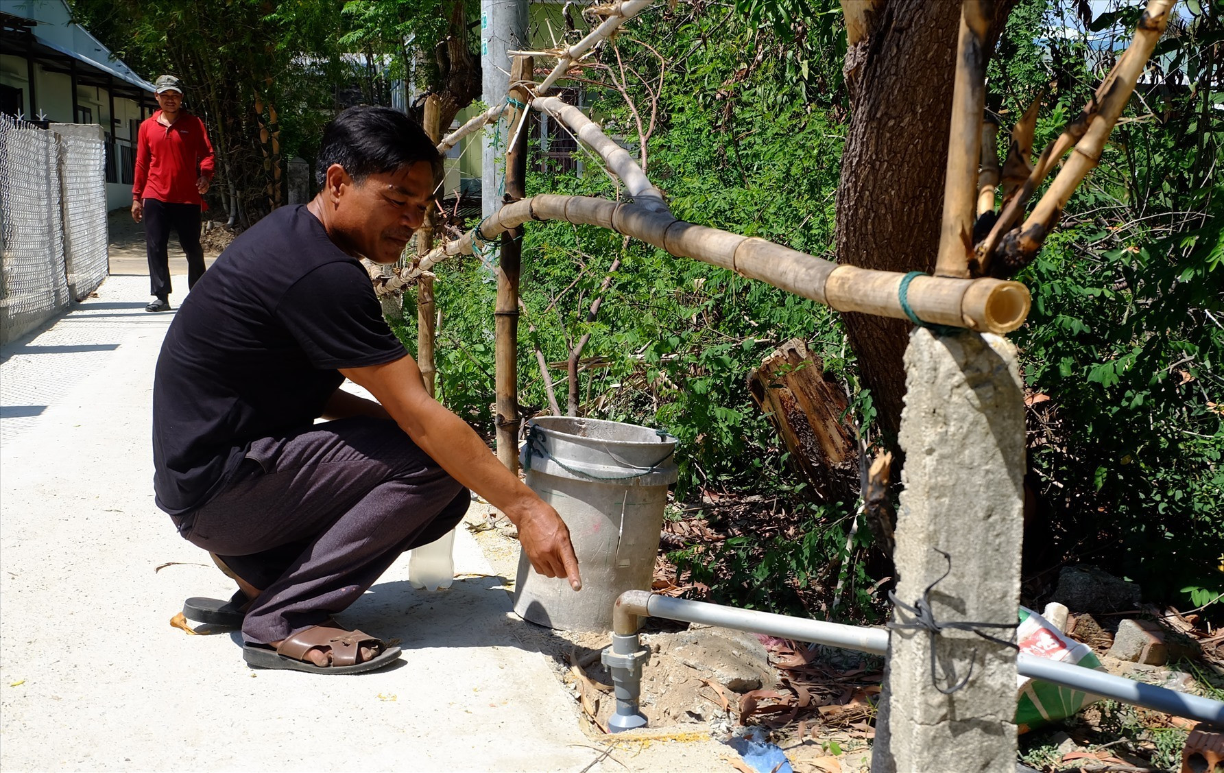 Xóm của anh Trần Xuân Thủy đã phải khoan đến 7 giếng nước trên một đoạn đường ngắn, nhưng vẫn không có nước để sử dụng. Ảnh: A.B