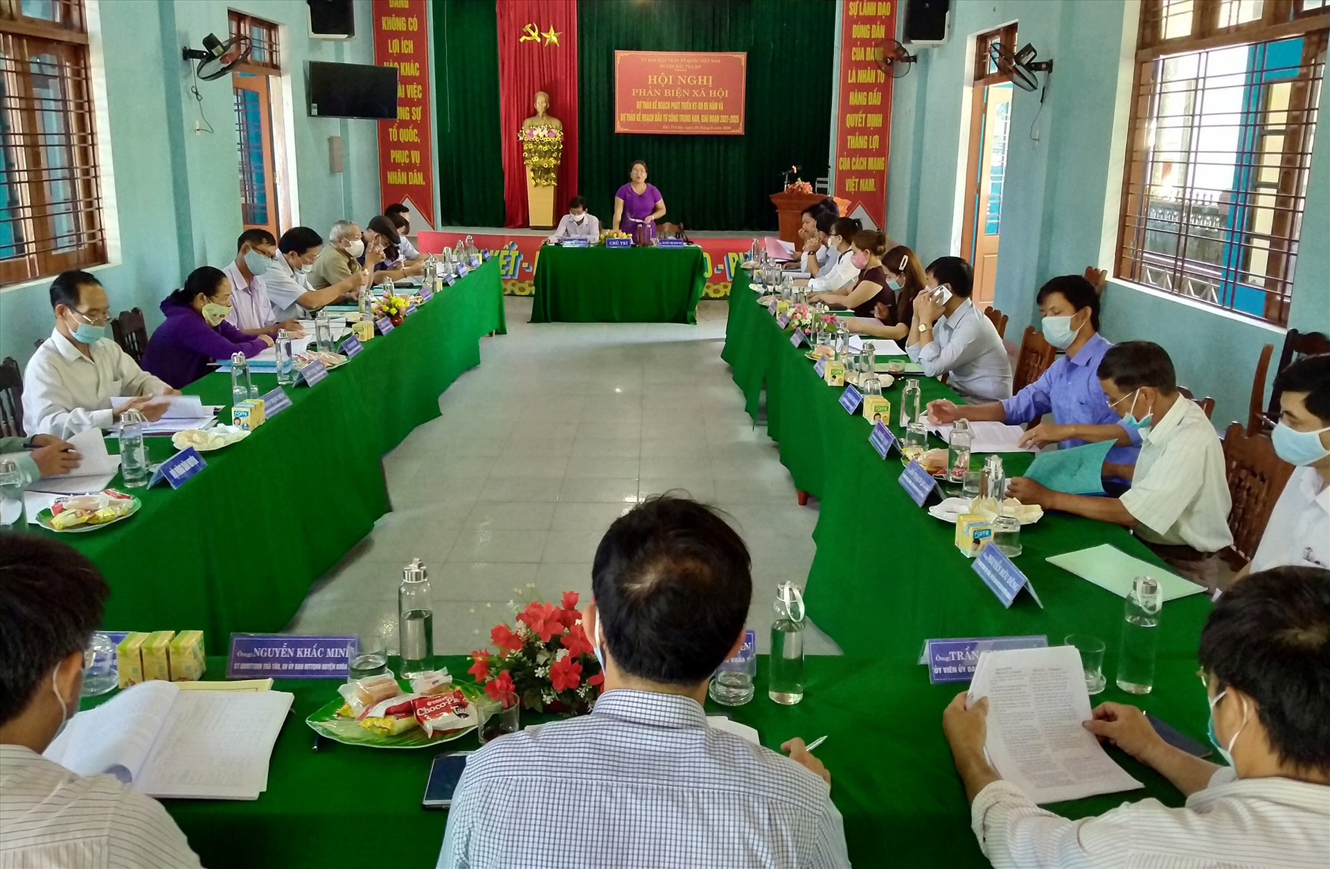 UBND huyện Bắc Trà My phối hợp với Ban Thường trực Ủy ban MTTQ Việt Nam huyện tổ chức hội nghị phản biện đối với dự thảo kế hoạch phát triển kinh tế - xã hội và đầu tư công trên địa bàn huyện giai đoạn 2020 - 2025. Ảnh: N.Đ