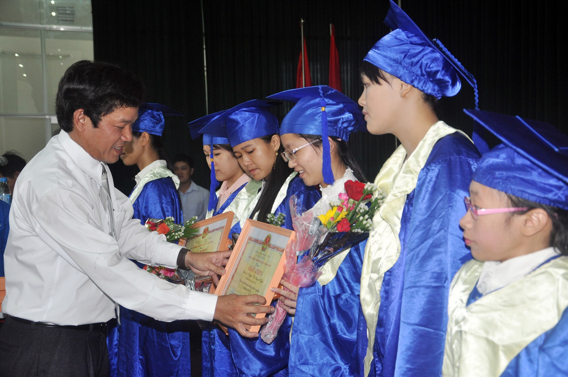 Trường Đại học Quảng Nam trao bằng tốt nghiệp đại học cho sinh viên. Ảnh: X.P