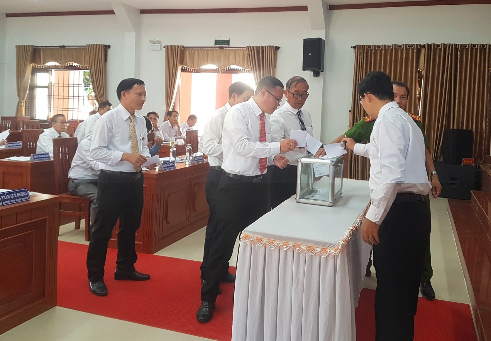 Đại biểu HĐND huyện Tiên Phước bỏ phiếu bầu các chức danh UBND huyện nhiệm kỳ 2020 - 2025. Ảnh: D.L