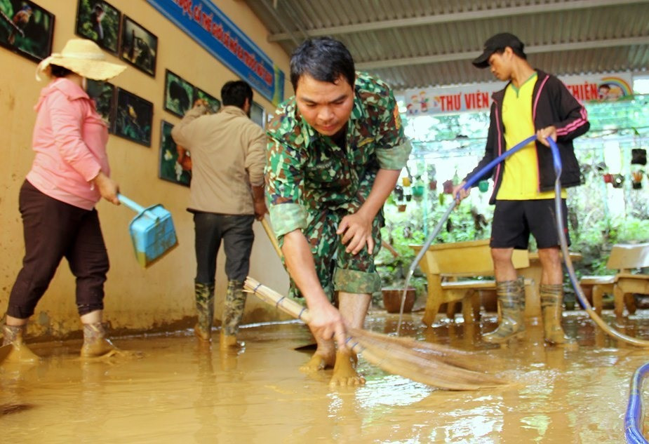 Hôm nay là ngày thứ 3 liên tiếp dọn dẹp vệ sinh tại Trường Phổ thông Dân tộc bán trú THCS Nguyễn Bá Ngọc. Ảnh: A.N