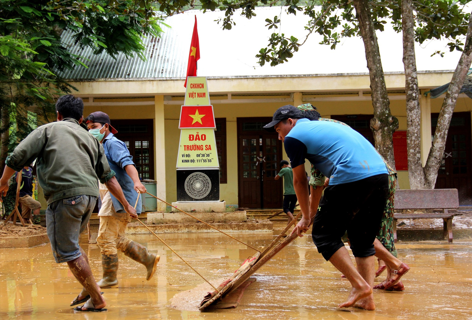 Ngoài công an, biên phòng, lực lượng tham gia khắc phục mưa lũ còn có các nhóm thanh niên địa phương. Ảnh: A.N