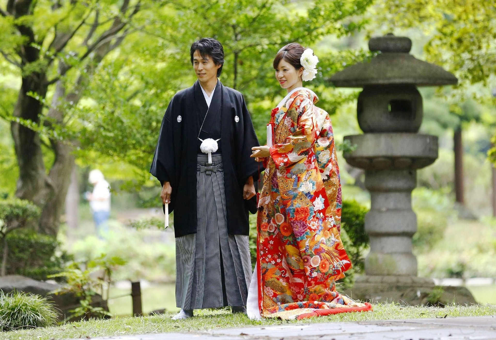 Một cặp đôi tại Nhật Bản trong trang phục truyền thống. Ảnh: AP