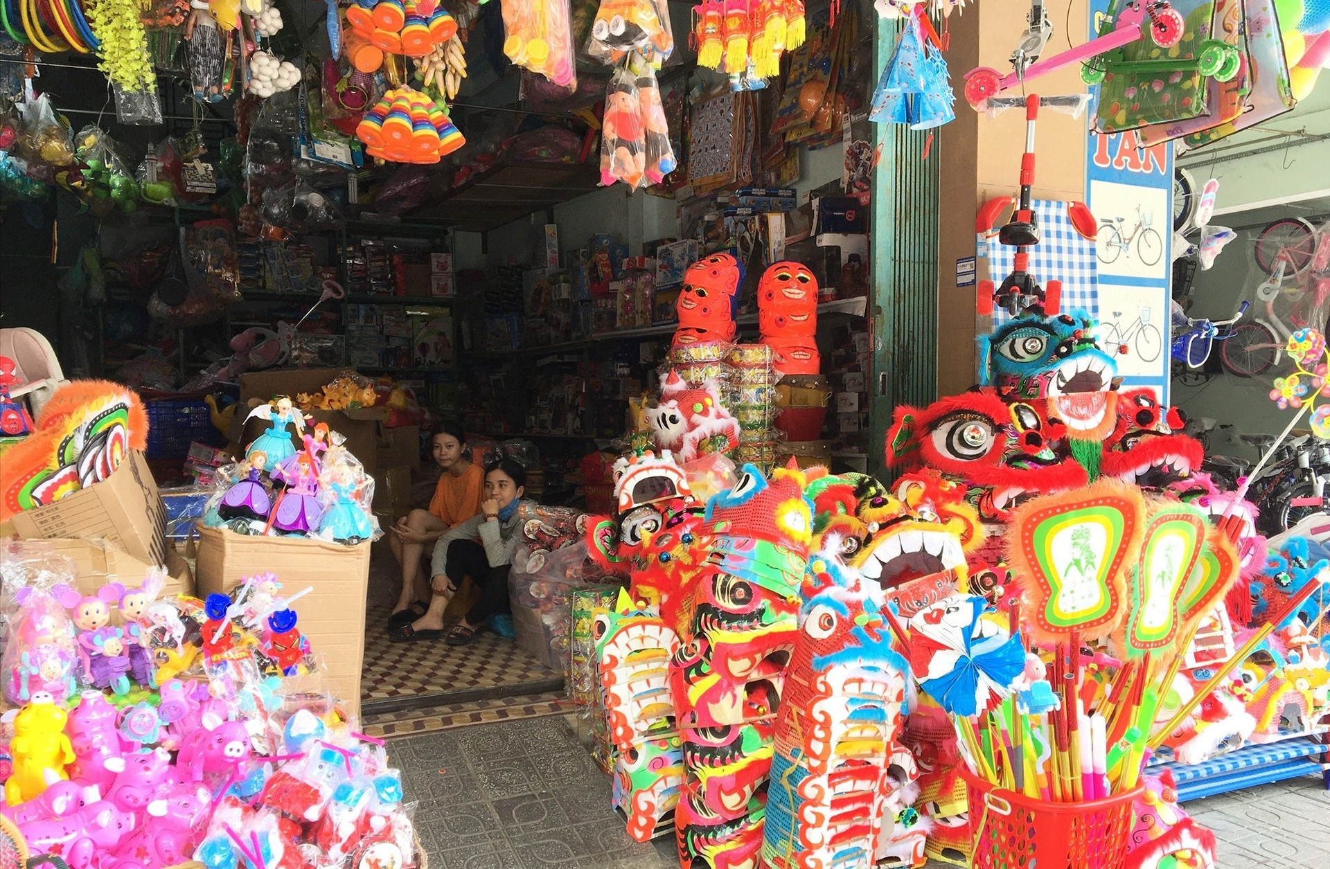 Hàng hóa đa dạng nhưng cửa hàng Kim Huyền (đường Phan Châu Trinh, TP. Tam Kỳ) vẫn vắng khách đến mua. Ảnh: KL