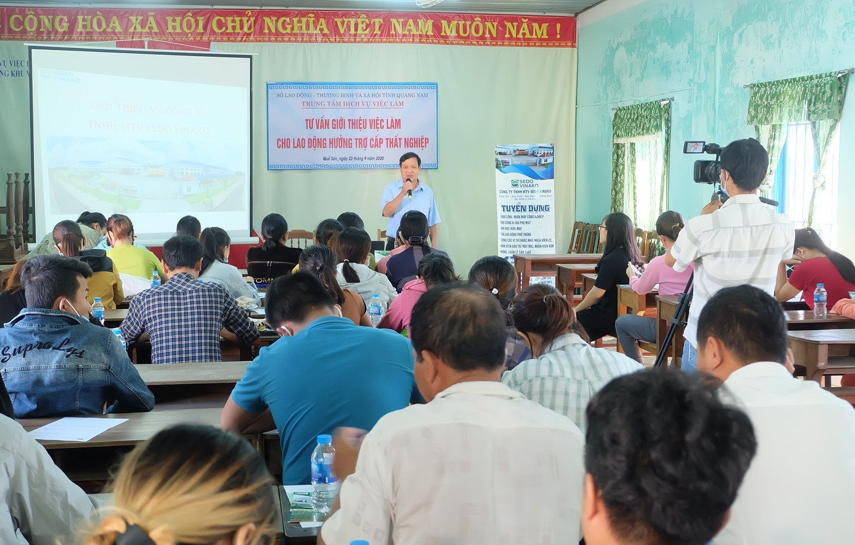 Người lao động tham gia buổi tư vấn việc làm tại Văn phòng Trung tâm Dịch vụ việc làm Quảng Nam ở Quế Sơn. Ảnh: M.L