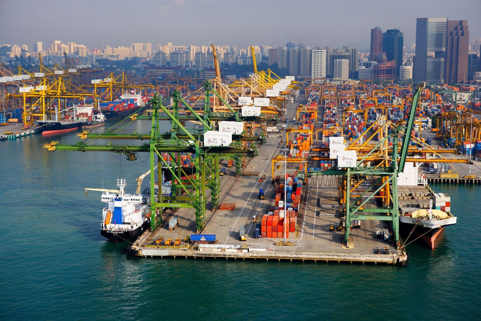 Một thương cảng tớn tại Singapore. Ảnh: port.today