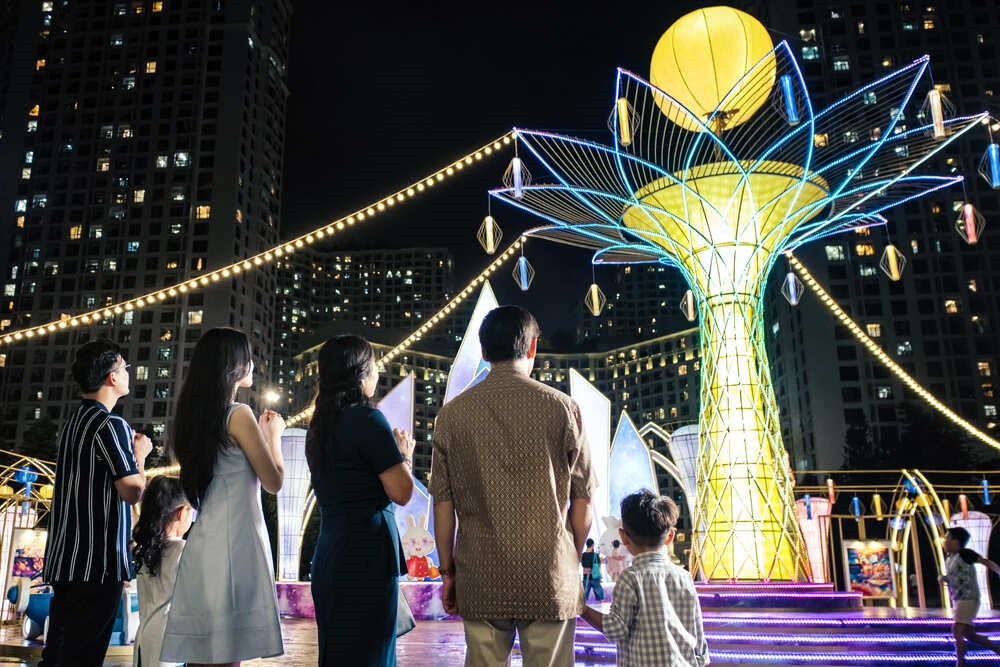 Cây Hoa đăng đèn lồng lớn nhất Việt Nam với những điều ước nguyện tích cực bình an.