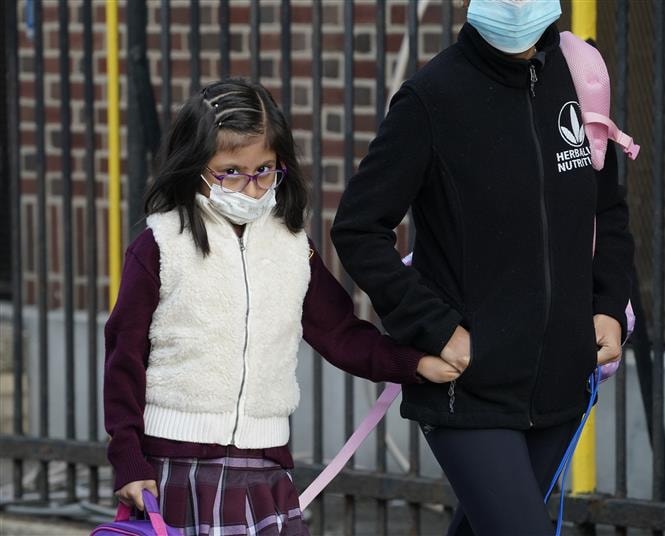 Học sinh tới trường học tại New York, Mỹ, ngày 21/9/2020. Ảnh: AFP/ TTXVN