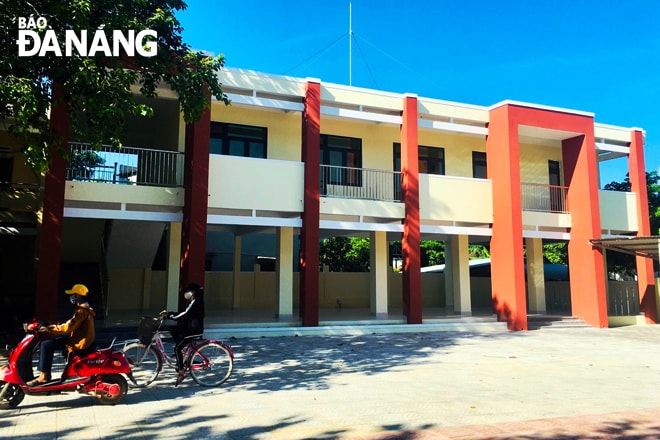 Khu nhà hiệu bộ của Trường THCS Phạm Văn Đồng (xã Hòa Nhơn, huyện Hòa Vang) vừa được đầu tư xây mới. Ảnh: ĐẮC MẠNH