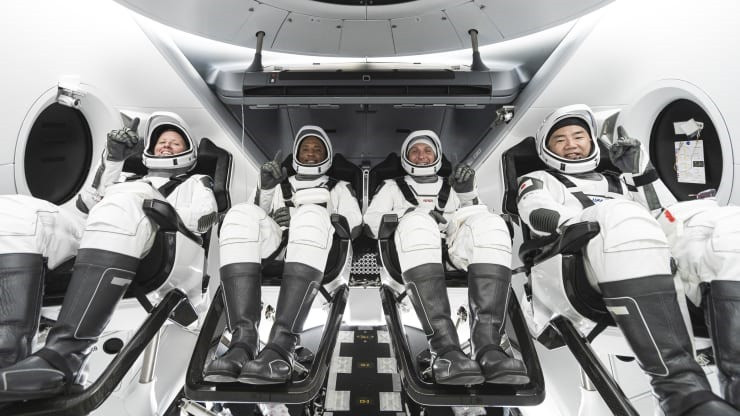 Các thành viên phi hành đoàn SpaceX Crew-1 của NASA đang được huấn luyện trong tàu vũ trụ Crew Dragon. Ảnh: SpaceX