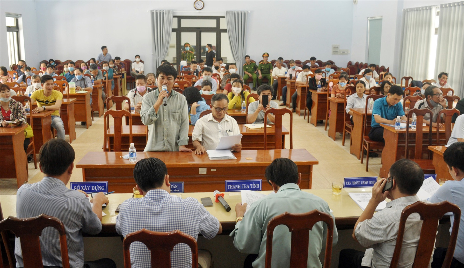 Phó Chủ tịch UBND tỉnh Trần Văn Tân chủ trì cuộc đối thoại với các hộ dân mua đất nền của Công ty CP Bách Đạt An ngày 22.9. Ảnh: N.Đ