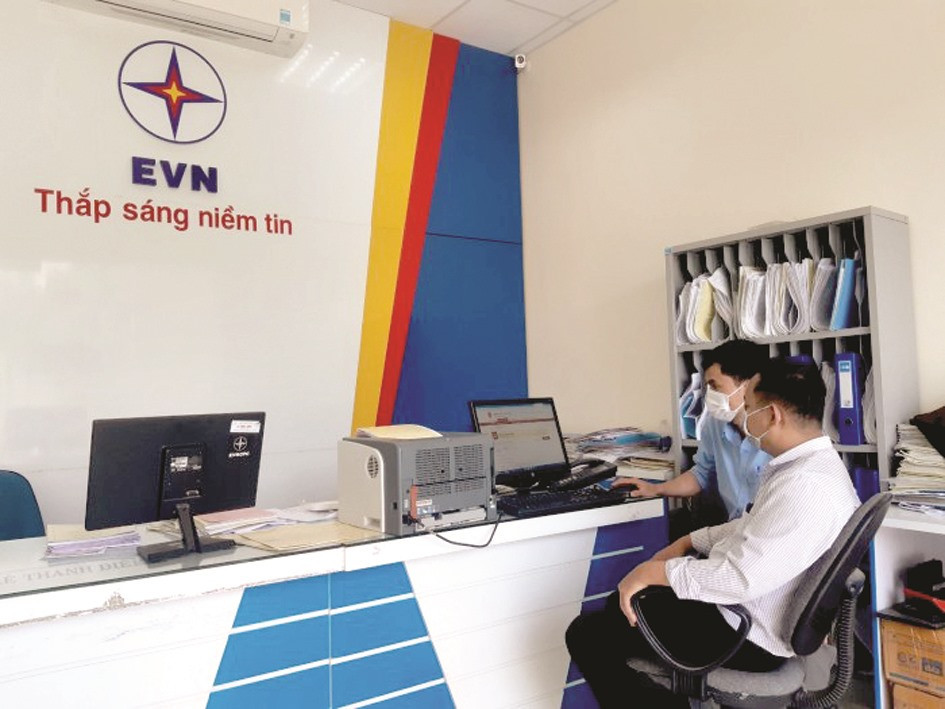 Điện lực Nam Giang hướng dẫn khách hàng đăng ký tài khoản trên Cổng dịch vụ công Quốc gia. Ảnh: T.L