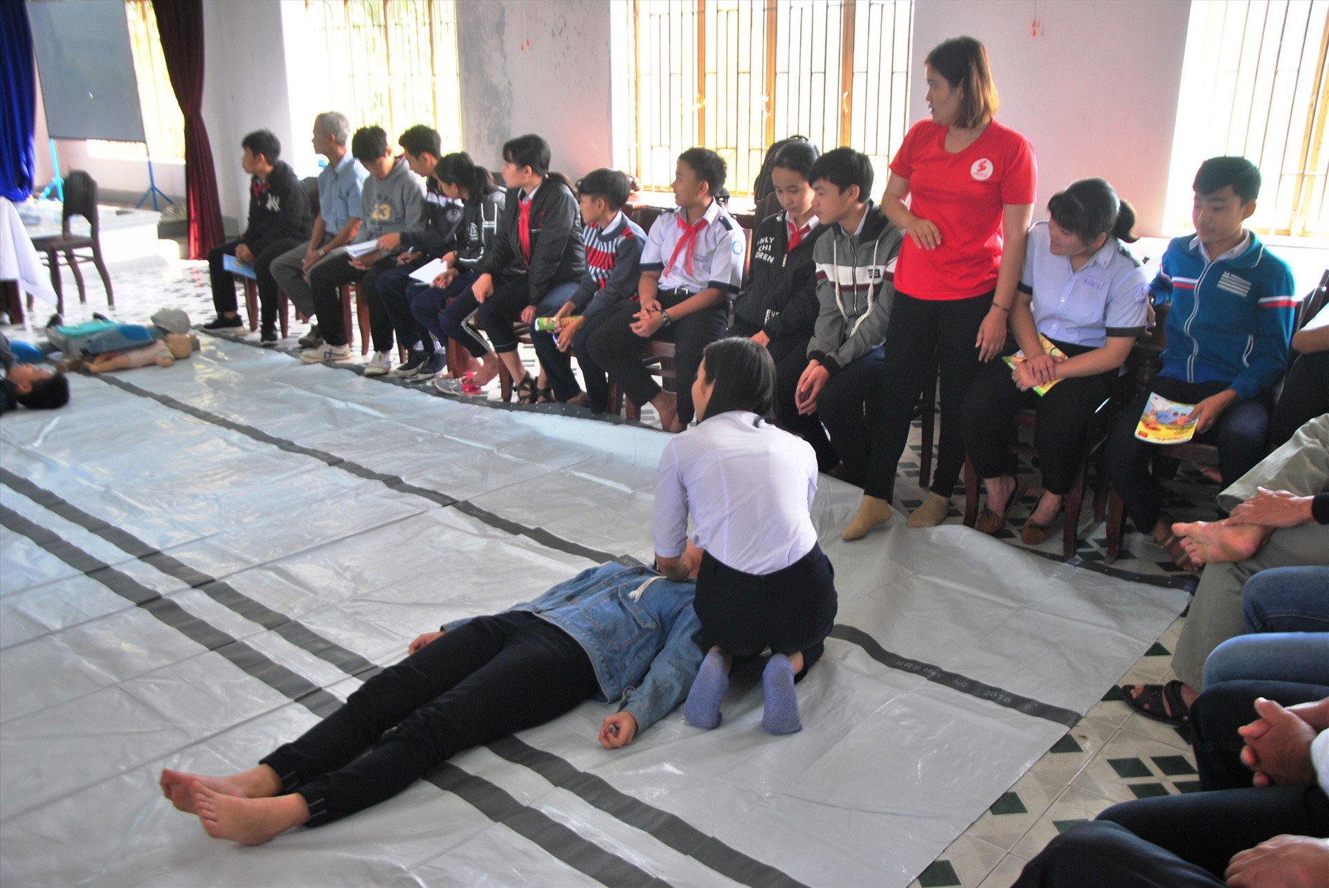 Hội Chữ thập đỏ huyện Tiên Phước tổ chức tập huấn kỹ năng sơ cấp cứu cho học sinh trên địa bàn.Ảnh: N.HƯNG