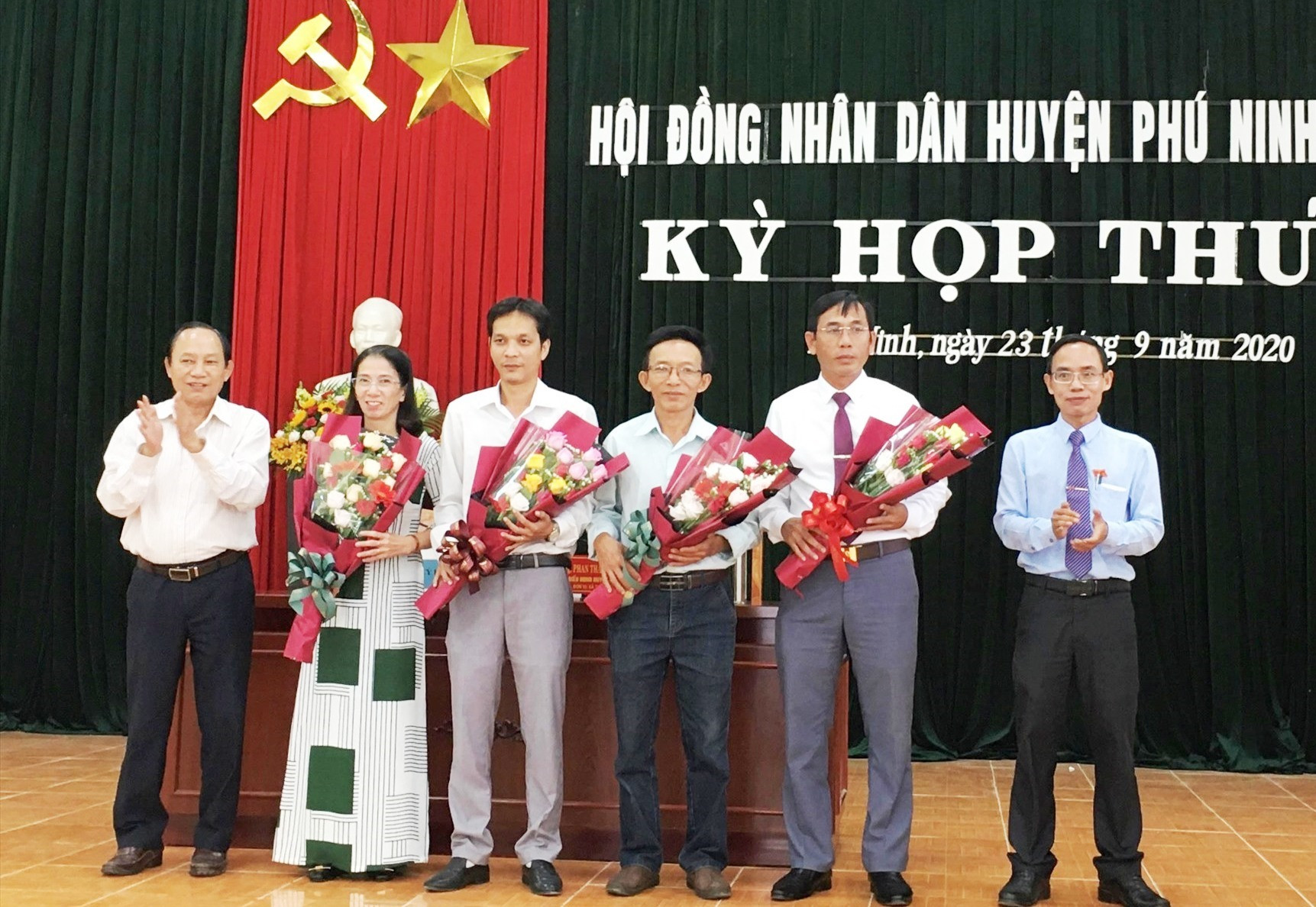 Lãnh đạo huyện Phú Ninh tặng hoa chúc mừng các đồng chí trúng cử vào các chức danh HĐND, UBND nhiệm kỳ 2016 - 20201