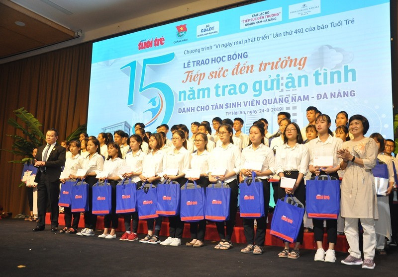 Báo Tuổi trẻ trao học bổng “Tiếp sức đến trường” cho tân sinh viên Quảng Nam năm 2019. Ảnh: VINH ANH