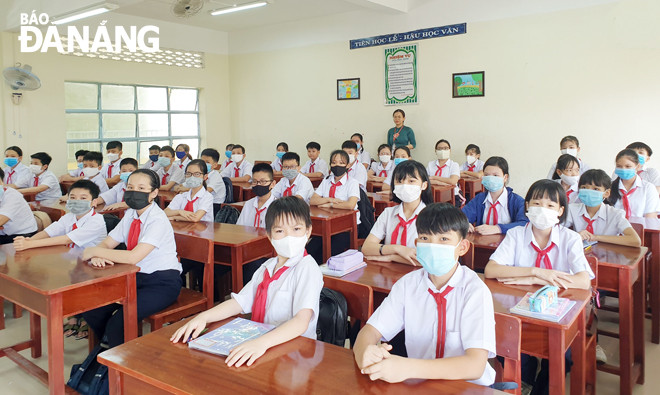 Việc cho học sinh sử dụng điện thoại phục vụ học tập trong giờ học cần được cân nhắc kỹ trước khi áp dụng. Trong ảnh: Học sinh Trường THCS Trần Hưng Đạo, quận Hải Châu ngày đầu đến trường năm học mới. Ảnh: N.P