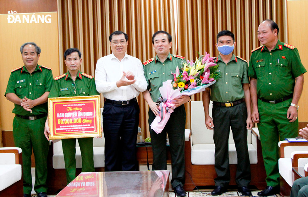 Thay mặt lãnh đạo thành phố, Chủ tịch UBND thành phố Huỳnh Đức Thơ (thứ 3, trái sang) đến chúc mừng và khen thưởng đột xuất cho Công an thành phố trong triệt phá đường dây đánh bạc qua mạng với số tiền trên 3.000 tỷ đồng. Ảnh: XUÂN DŨNG