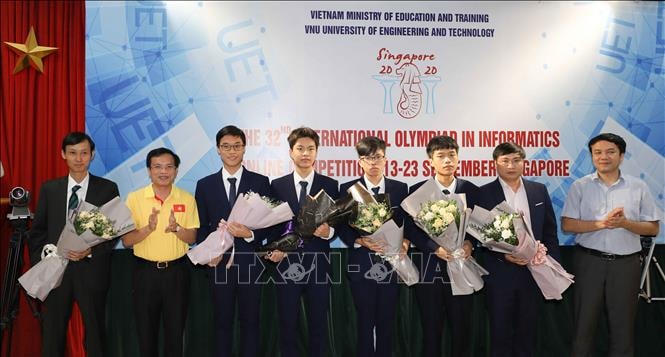 Đại diện Bộ Giáo dục và Đào tạo chúc mừng 4 thí sinh dự thi và các thầy giáo phụ trách đoàn. Ảnh: Thanh Tùng/TTXVN