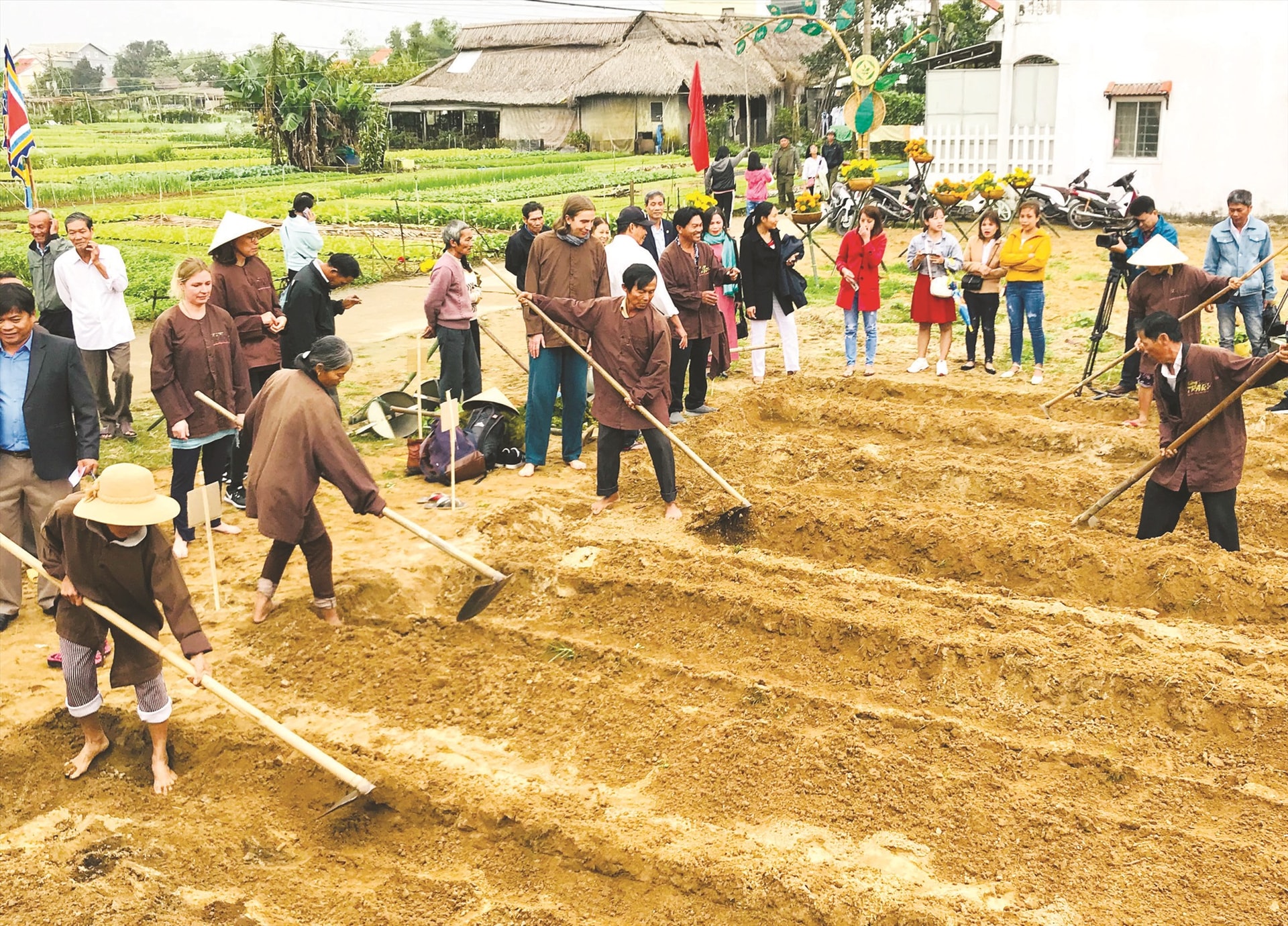 Du khách trải nghiệm làm nông nghiệp tại Hội An. Ảnh: QUỐC TUẤN