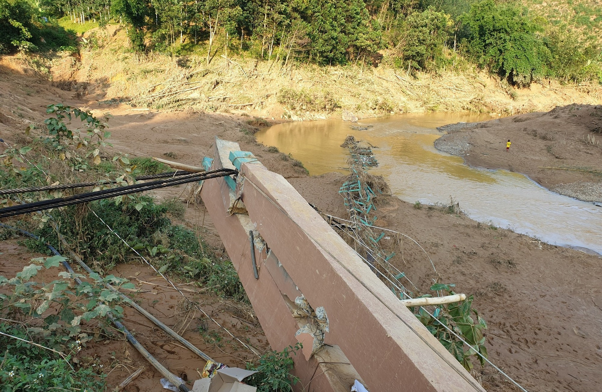 Một cầu treo ở xã Bha Lêê (Tây Giang) bị cuốn trôi. Ảnh: TÚ PHÚC