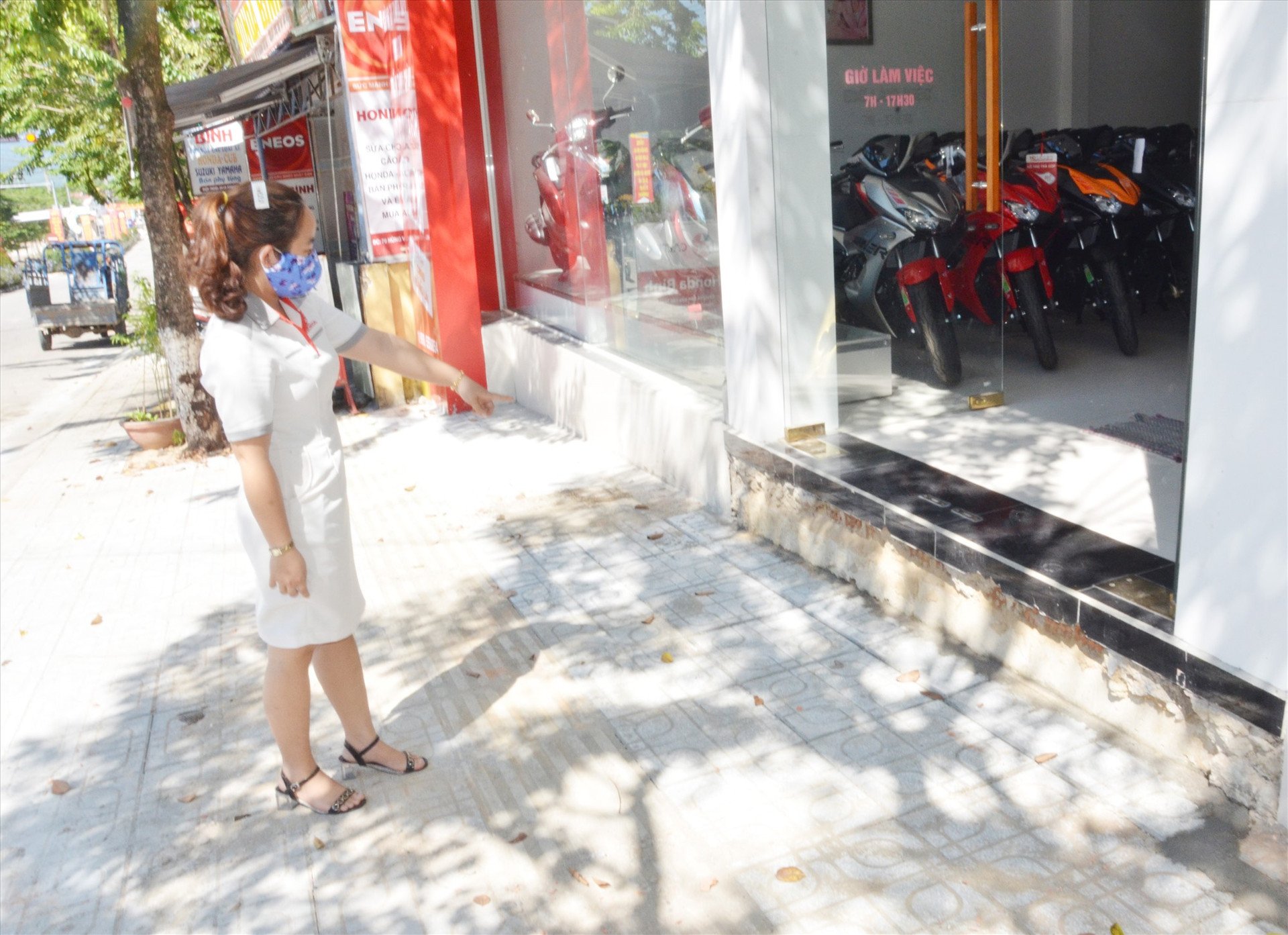 Lát gạch vỉa hè, đoạn qua số nhà 68 đường Hùng Vương, thị trấn Trà My. Ảnh: H.PHÚC