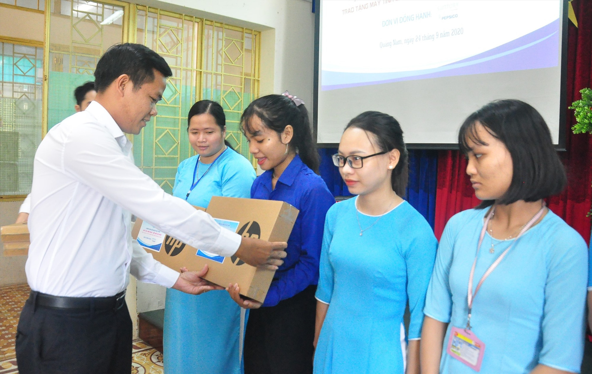 Anh Hoàng Văn Thanh - Phó Bí thư Tỉnh đoàn, Chủ tịch Hội Sinh viên tỉnh tặng máy tính cho sinh viên. Ảnh: VINH ANH