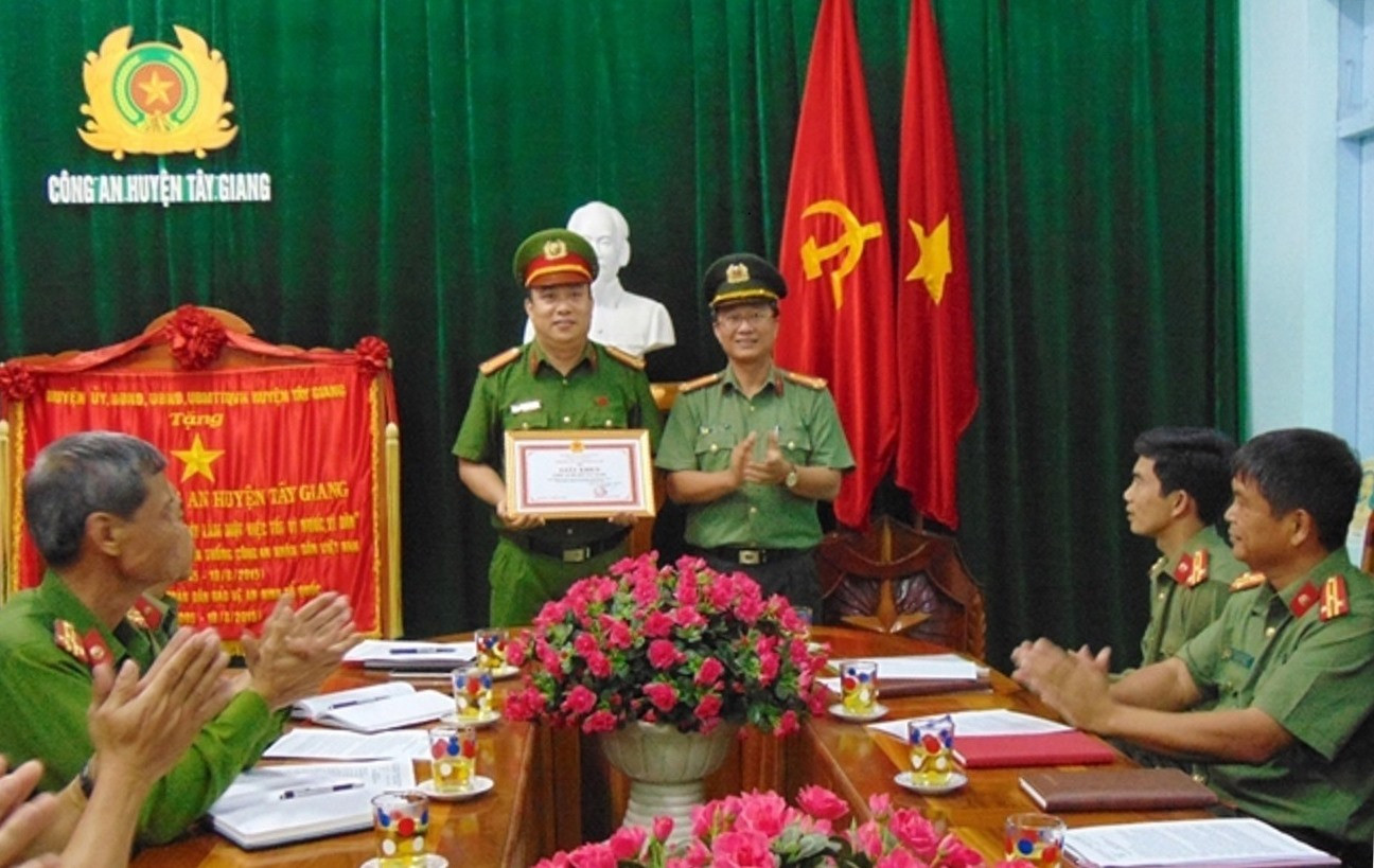 Thượng tá Nguyễn Thành Long trao giấy khen của Giám đốc Công an tỉnh cho đại diện Công an huyện Tây Giang. Ảnh: N.T