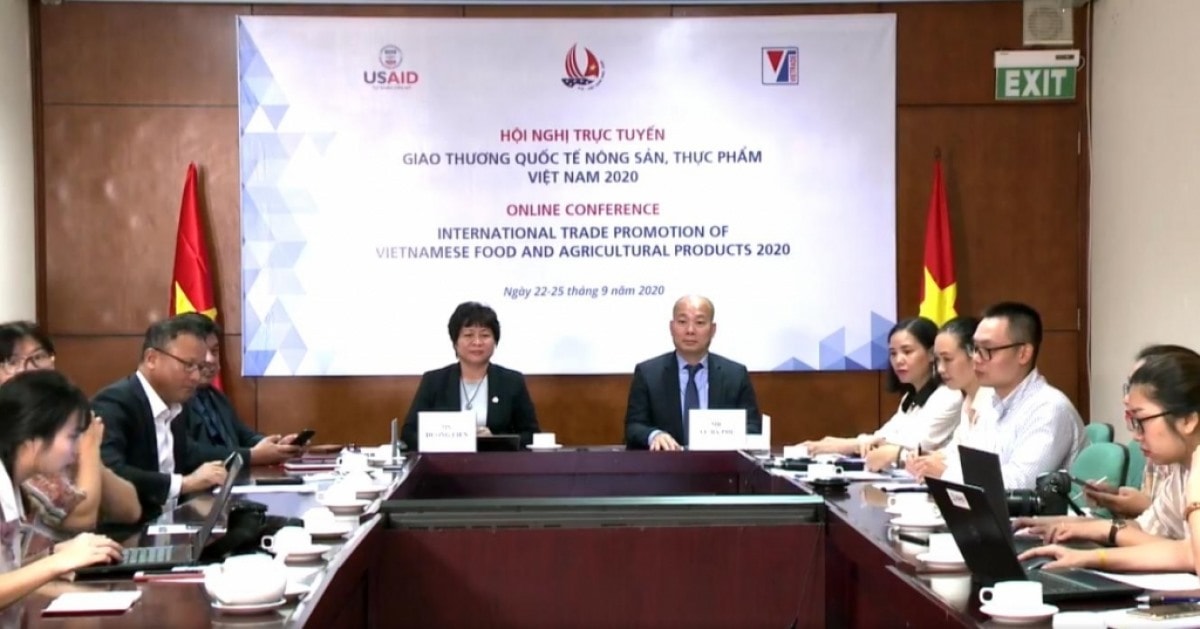 The event is attended by representatives from Vietnam Trade Promotion Agency, USAID and business representatives