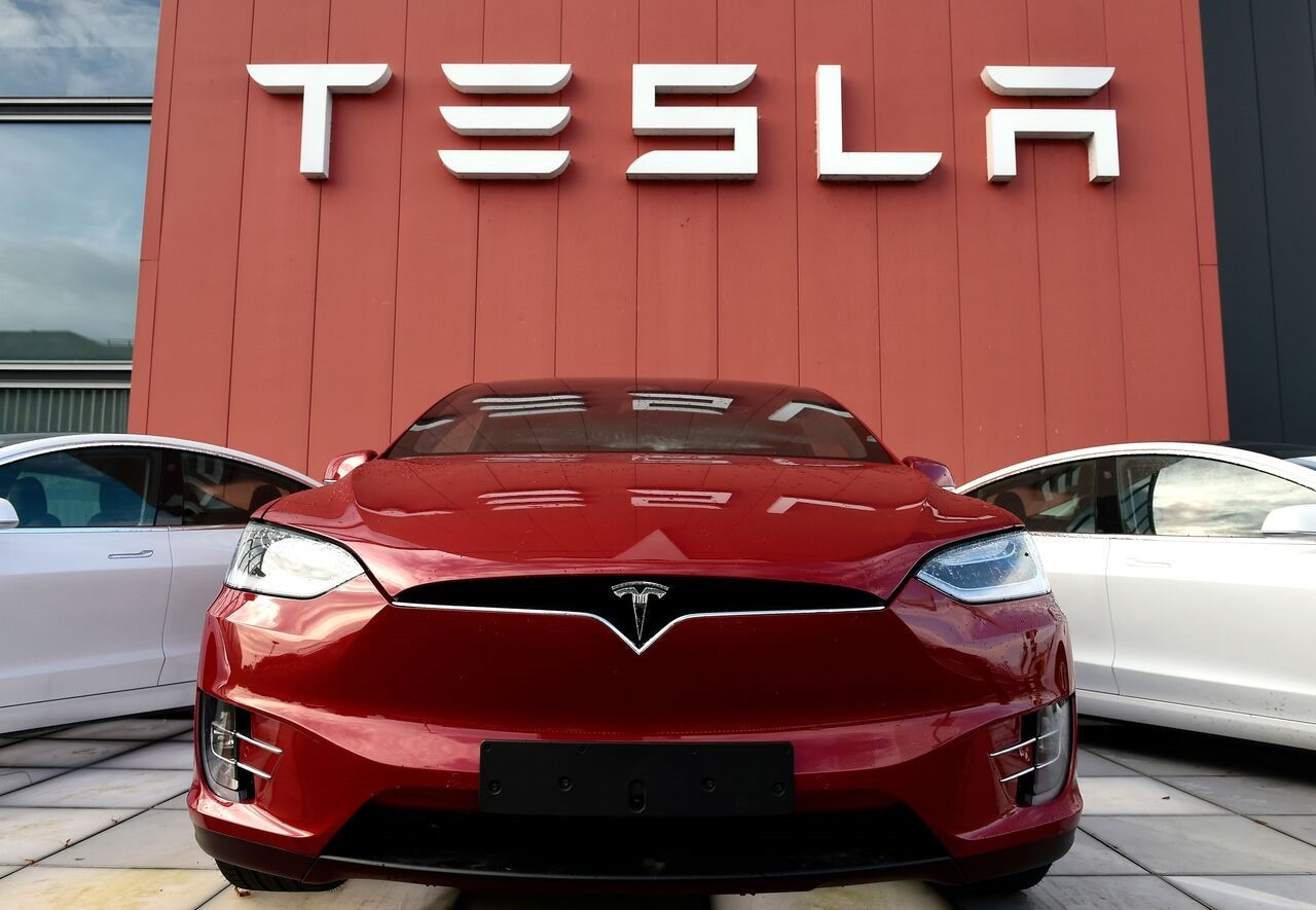 Tesla giới thiệu nhiều cải tiến giúp giảm giá thành và tăng dung lượng pin, mở đường cho xe điện giá rẻ. Ảnh: AFP