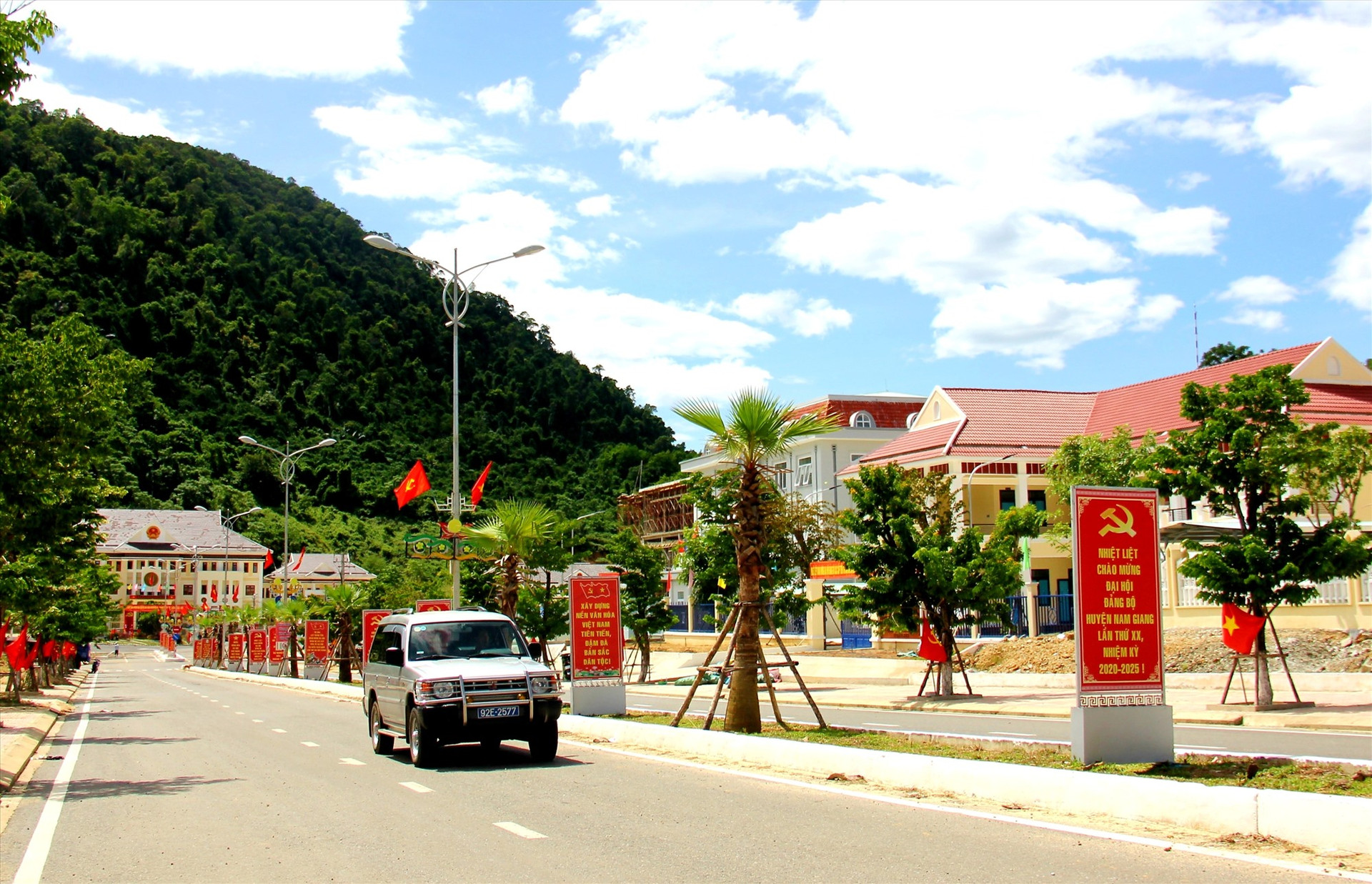 Trung tâm hành chính huyện Nam Giang được đầu tư khang trang. Ảnh: ALĂNG NGƯỚC