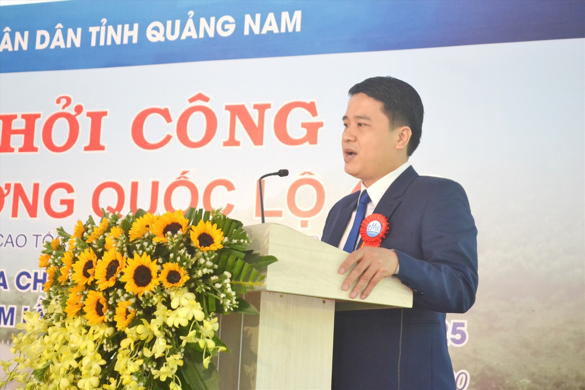 Phó Chủ tịch UBND tỉnh Trần Văn Tân phát lệnh khởi công công trình. Ảnh: CT