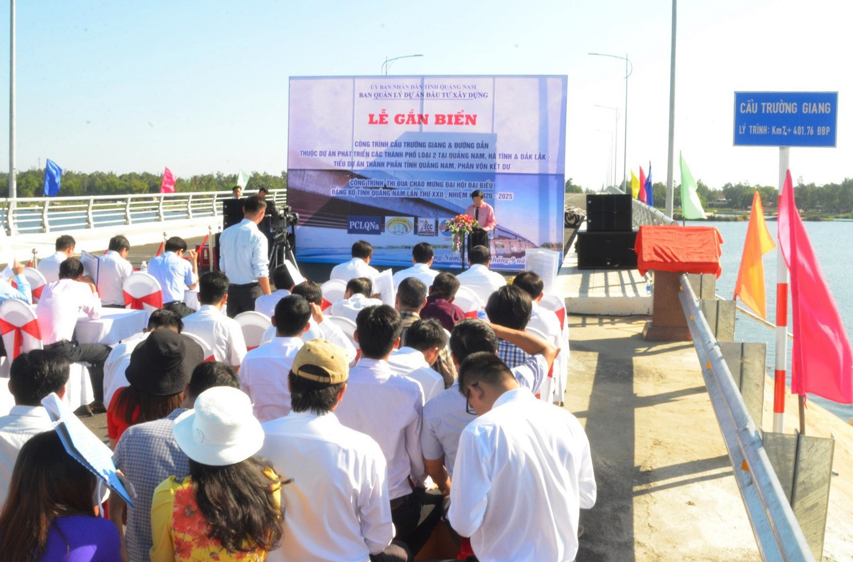 Nhiều người dân ở vùng đông dự lễ gắn biển hoàn thành công trình cầu Trường Giang và đường dẫn